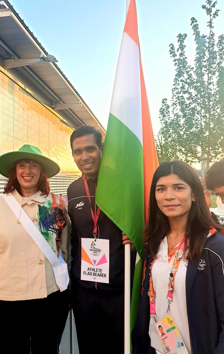 What an honour it was to accompany #TeamIndia gold-medal winning flagbearers <a href="/nikhat_zareen/">Nikhat Zareen</a> &amp; <a href="/sharathkamal1/">Sharath Kamal OLY</a> into the Closing Ceremony of <a href="/birminghamcg22/">Birmingham 2022</a> 
It was a pleasure to meet you both; I hope you enjoyed the music&amp; have a safe journey home to celebrate your victories! 🇮🇳 🌟