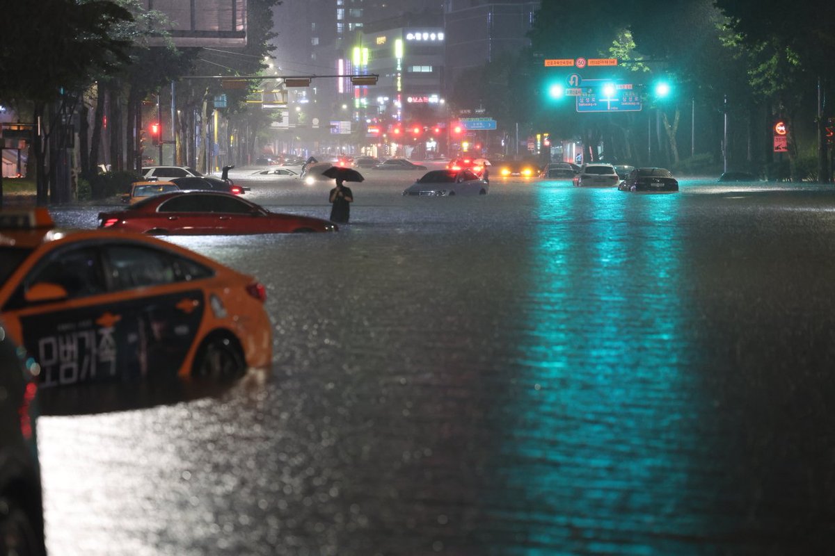 k_dramaindo_'s tweet photo. Hujan deras terparah dalam 80 tahun di Seoul &amp; sekitarnya menyebabkan banjir di jalan dan stasiun bawah tanah, listrik padam, pemukiman &amp; pertokoan terendam.

7 orang meninggal, 9 orang luka-luka, dan 6 orang hilang.

Pemerintah menaikkan peringatan bahaya ke level tertinggi. https://t.co/zwOgOvvnUq