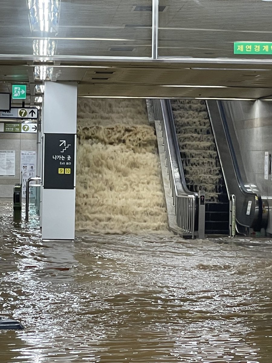 k_dramaindo_'s tweet photo. Hujan deras terparah dalam 80 tahun di Seoul &amp; sekitarnya menyebabkan banjir di jalan dan stasiun bawah tanah, listrik padam, pemukiman &amp; pertokoan terendam.

7 orang meninggal, 9 orang luka-luka, dan 6 orang hilang.

Pemerintah menaikkan peringatan bahaya ke level tertinggi. https://t.co/zwOgOvvnUq