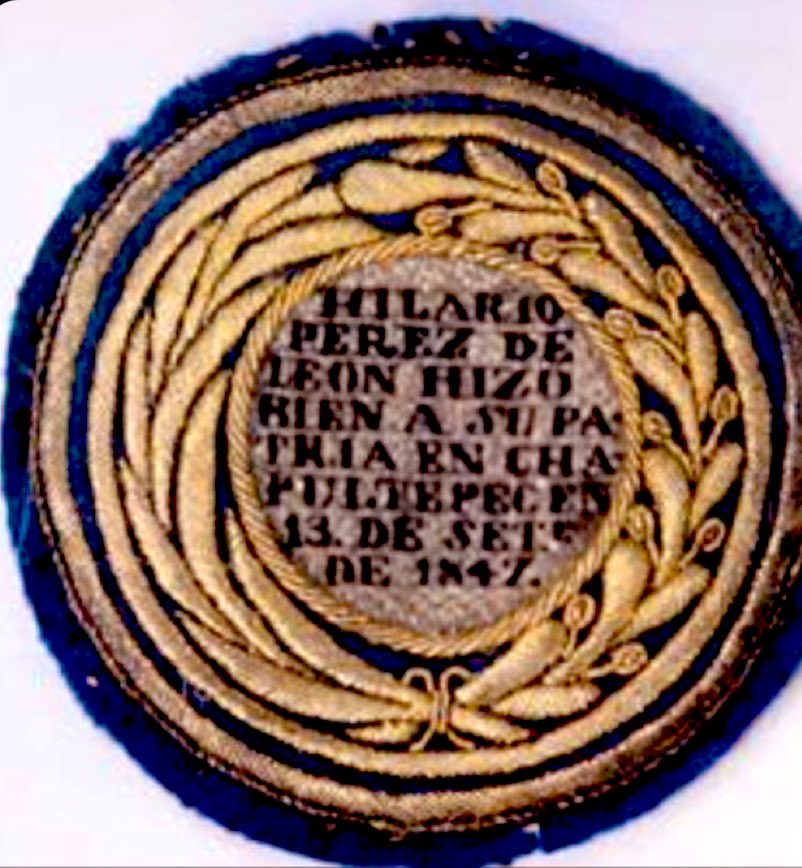 1/5 Diez años atrás, adquirí esta insignia otorgada por el gobierno a Hilario Pérez de León, archivista de la <a href="/SRE_mx/">Relaciones Exteriores</a> en 1847. Dada la orden general de evacuación de la CDMX ante la invasión 🇺🇸, Hilario dejó su oficina y se presentó como voluntario en el Castillo de Chapultepec.