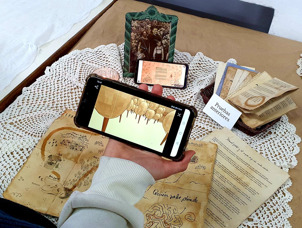 mechi_nik's tweet photo. Empezó el segundo cuatrimetre y disfrutamos de las narrativas expandidas a partir de cuentos clásicos del Taller de diseño 3. @laurabadella PameMata... Felicitaciones!!! #Narrativas #Transmedia #Diseño #Experiencias #Fadu #UNl https://t.co/2pF0Fu8rdm