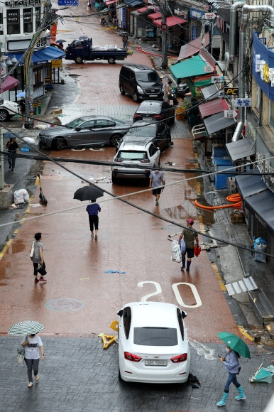 Parts of Seoul this morning. Literally looks like the set of a disaster movie.

Source: Yonhap News