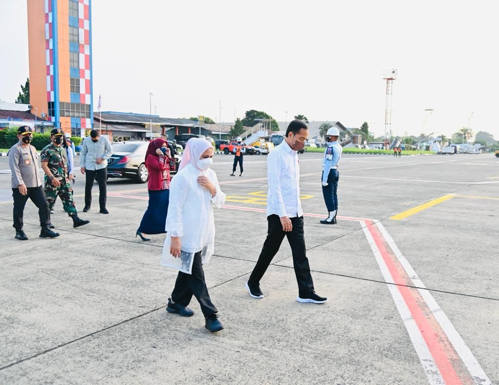 jokowi's tweet photo. Saya dan Ibu Negara pagi ini menuju Kalimantan Barat untuk kunjungan kerja sehari.

Saya hendak meresmikan Terminal Kijing Pelabuhan Pontianak, Kab. Mempawah, berkunjung ke Pasar Sungai Duri, Kab. Bengkayang, juga meresmikan tower A dan B RSUD dr. Soedarso, Kota Pontianak. https://t.co/xw337xoeQZ
