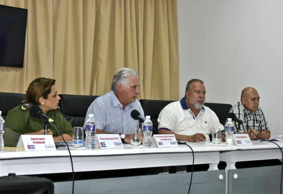 En reunión de trabajo para enfrentamiento al incendio de <a href="/UebDtcc/">UEB DTCC Matanzas</a> en #Matanzas, <a href="/DiazCanelB/">Miguel Díaz-Canel Bermúdez</a> reconoció que han sido jornadas tensas de mucho trabajo, pero no hay incertidumbre, no hay desespero y que tenemos la confianza en que vamos a superar este desafío. #Cuba #FuerzaMatanzas