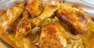 CocinayVino's tweet photo. ¿Almuerzo? Cazuela🐓: cortar 4 patatas en rodajas +4 cebollas en tiras, llevar a una bandeja y salpimentar. Poner encima 4 muslos de pollo cortados +1 vaso de agua +chorrito de aceite de oliva. Salpimentar y echar un poco de tomillo. Hornear a 220ºC y dorar por ambos lados. https://t.co/s6wHHDFxCv
