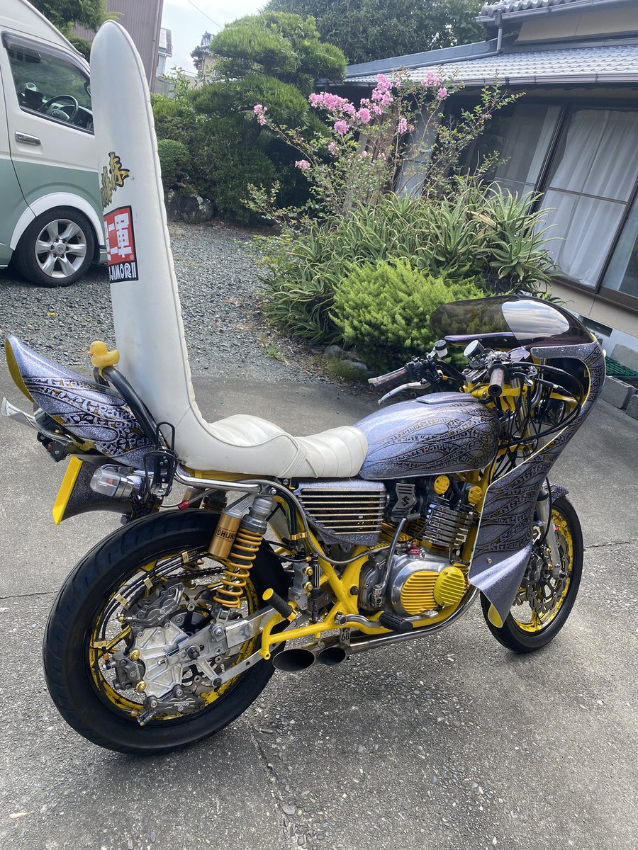 寝る間も惜しんで、トラックに外装持ち込んで休憩中にはマスキングしてようやく完成！
ロケット前回より低めに付けたから3段とのバランスが汗
低めで黄色の3段欲しいこの頃！
と言う事でとりあえず塗り替え完了^ ^