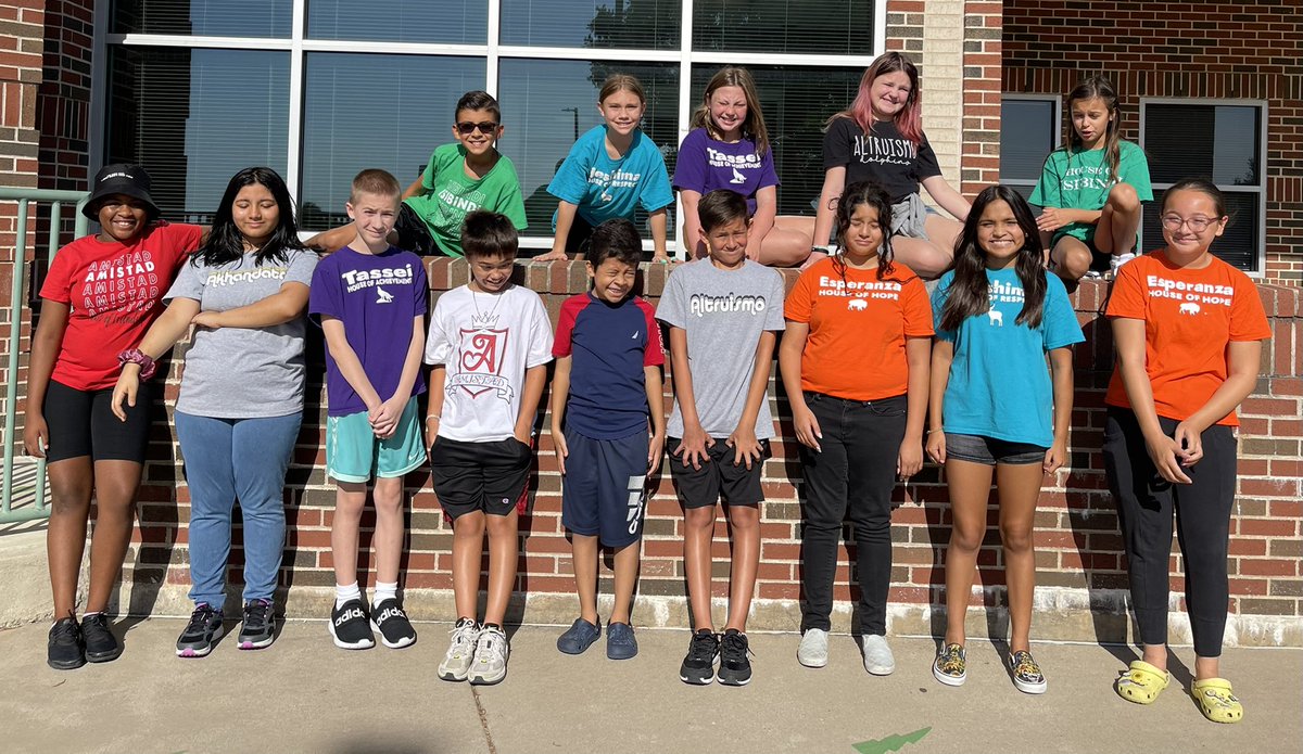 GTYancy's tweet photo. Thanks House Ambassadors for showing up today with spirit and smiles to celebrate our newest teachers and staff house members.  @ParkwoodHill 
#thesunisinoureyes  #takethepicture https://t.co/EXuFRGGSYF