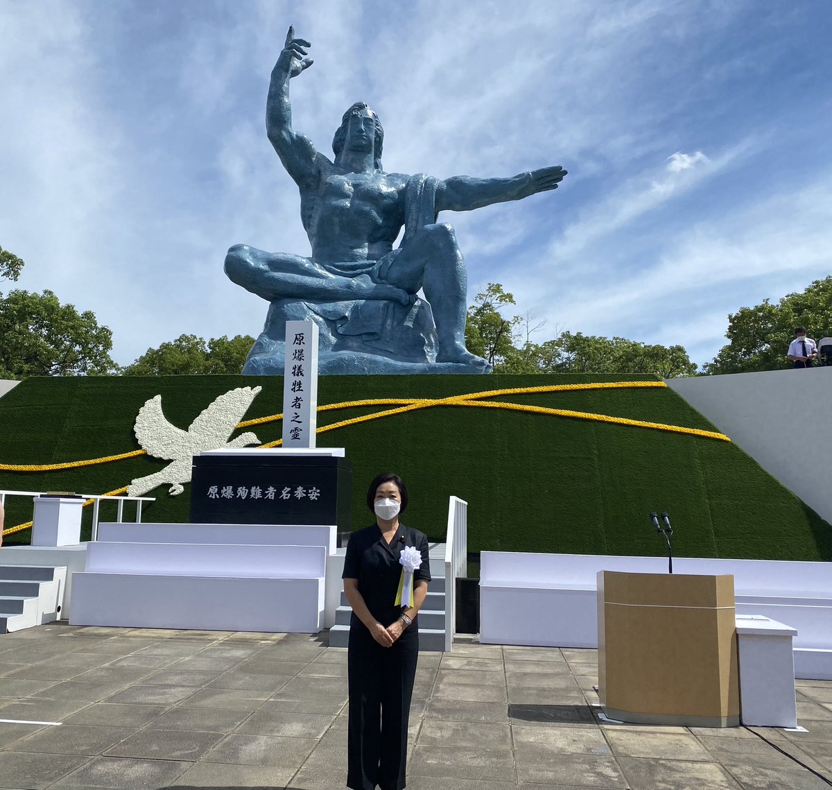 8月9日。長崎の平和祈念式典に参列し、れいわ新選組を代表して献花させていただきます。77年前の朝も、このような空が広がっていたのでしょうか。すべての原爆犠牲者の方々へ心から哀悼の誠を捧げます。長崎を、最後の被爆地に。#長崎原爆の日　#れいわ新選組 