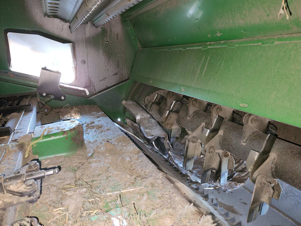 Goldendeefarms's tweet photo. Nothing says first day of harvest like sheet metal going through the combine. 
#fieldReady #Harvest22 #ThatDoesntGoThere #SaskAg #WestCdnAg #oops #ItllBuffOut https://t.co/saqfg35Dxz