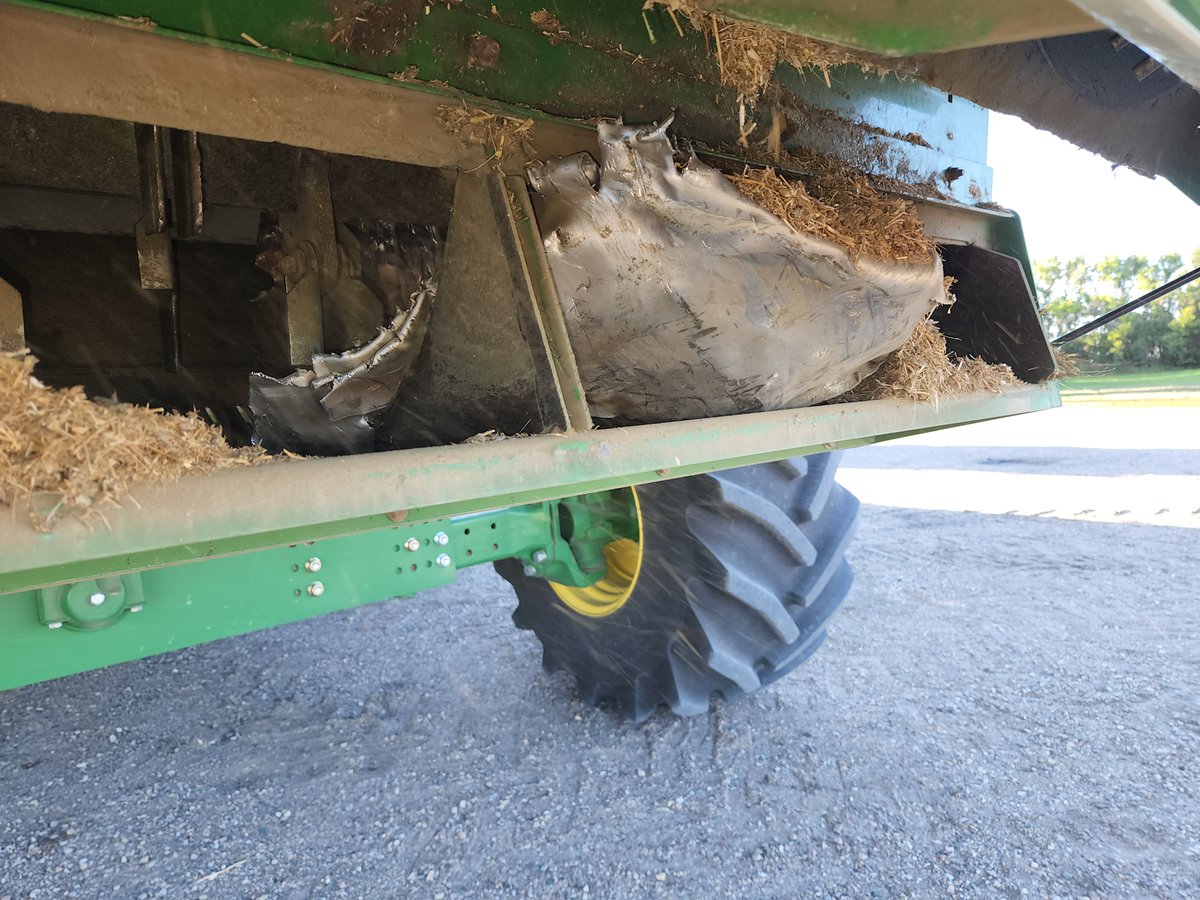 Goldendeefarms's tweet photo. Nothing says first day of harvest like sheet metal going through the combine. 
#fieldReady #Harvest22 #ThatDoesntGoThere #SaskAg #WestCdnAg #oops #ItllBuffOut https://t.co/saqfg35Dxz