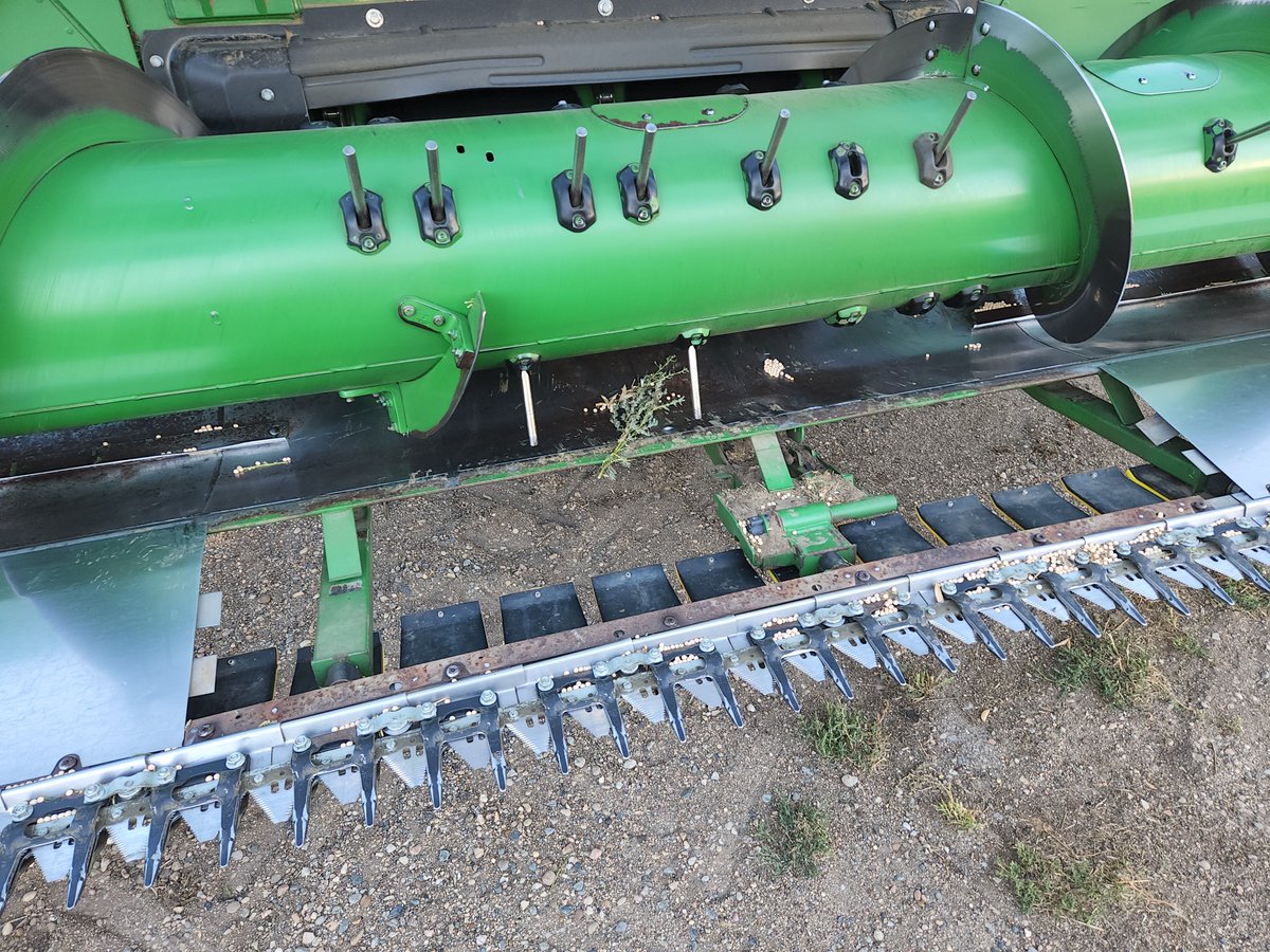 Goldendeefarms's tweet photo. Nothing says first day of harvest like sheet metal going through the combine. 
#fieldReady #Harvest22 #ThatDoesntGoThere #SaskAg #WestCdnAg #oops #ItllBuffOut https://t.co/saqfg35Dxz