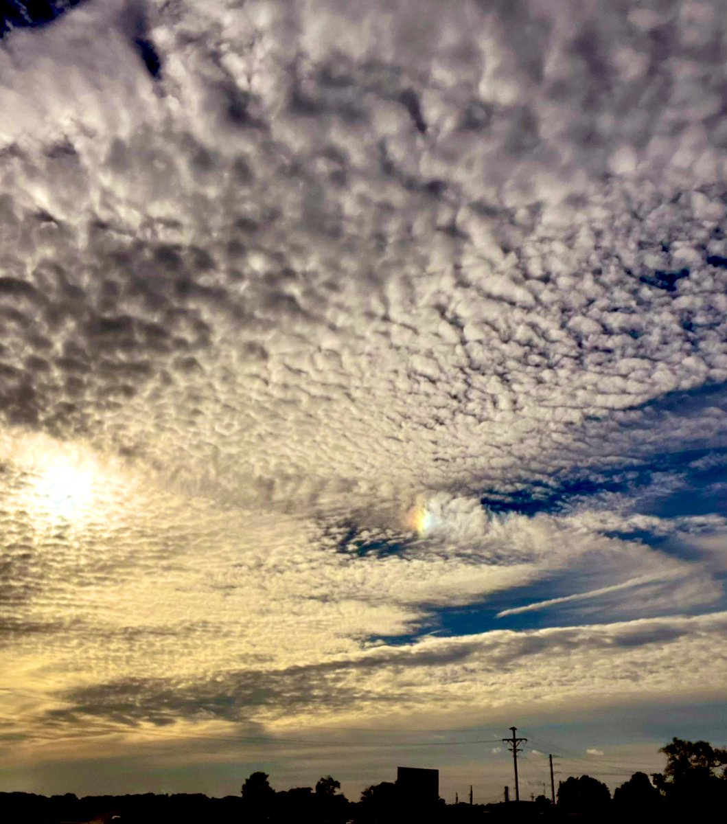 NumbMika's tweet photo. I’m just gonna start a thread of all the sky pictures I’ve taken. They bring me peace. Enjoy these first few. https://t.co/r09Nf56lES