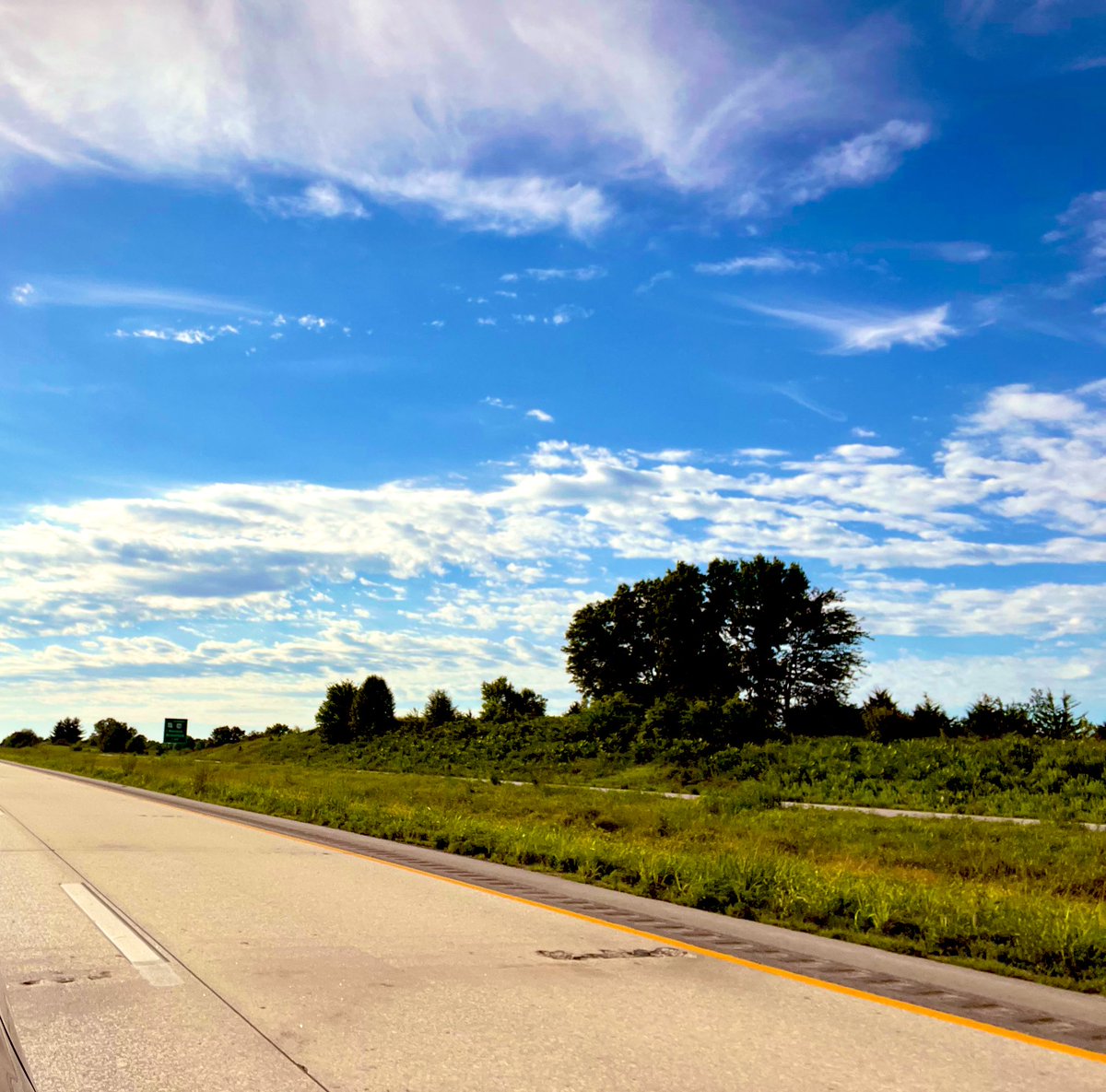 NumbMika's tweet photo. I’m just gonna start a thread of all the sky pictures I’ve taken. They bring me peace. Enjoy these first few. https://t.co/r09Nf56lES