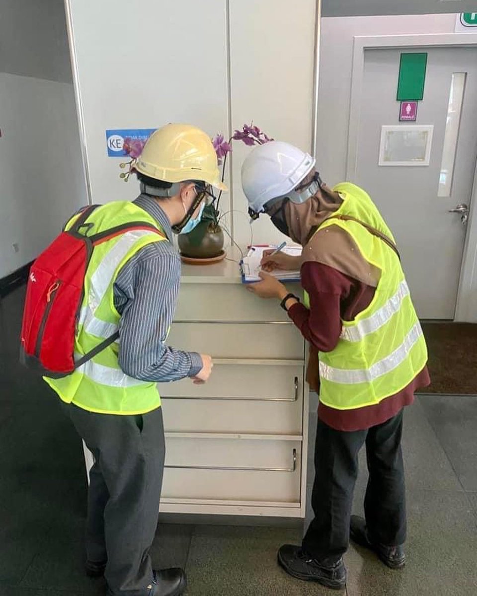 IPMEnquiry's tweet photo. 🏭 Site measurement for an industrial factory at Shah Alam, for the purpose of building plan submission and approval. 📐📏📝

#ipmprofessionalservices #engineeringconsultant #architectureconsultant #sitemeasurement #factoryconsultant #approvalplan #buildingplan #submissionprocess https://t.co/UhgCNmDgU6