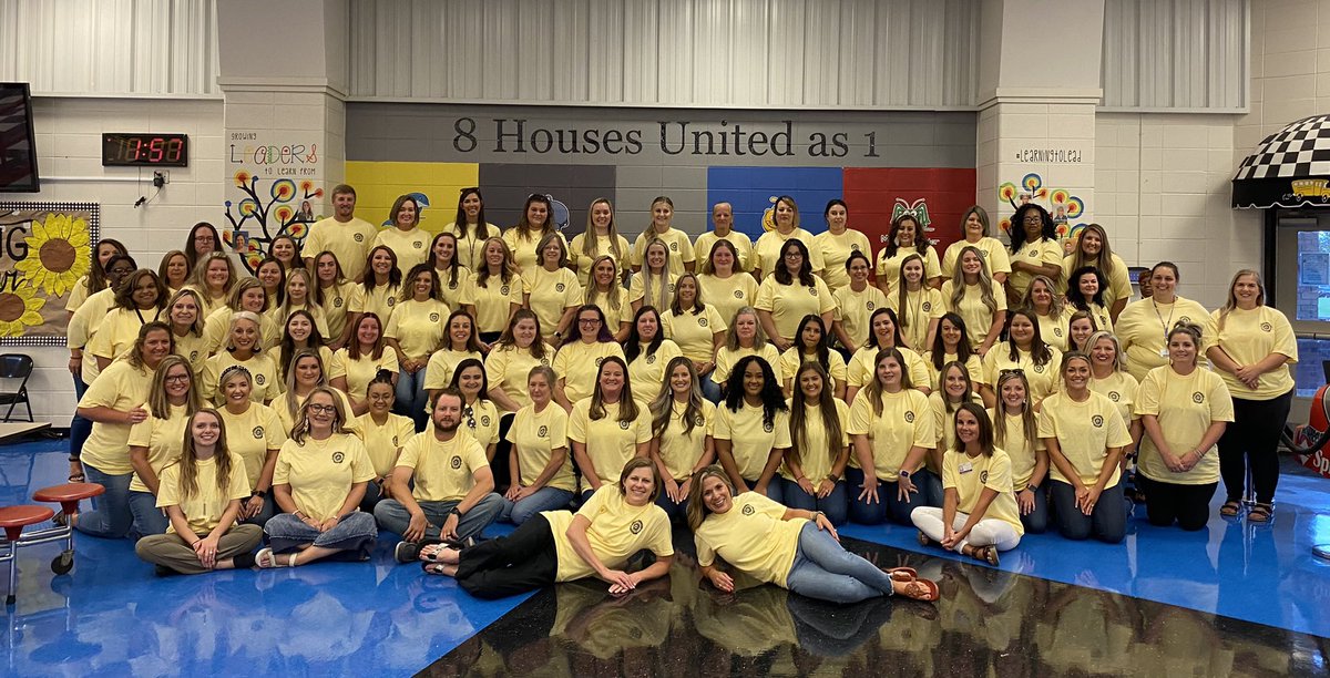 annajones35160's tweet photo. One of my favorite moments each year! Our annual family photo @TCBOE_LES 2022-2023 #GrowingTogether ❤️🌻☀️ https://t.co/7Ov6QvXGvO
