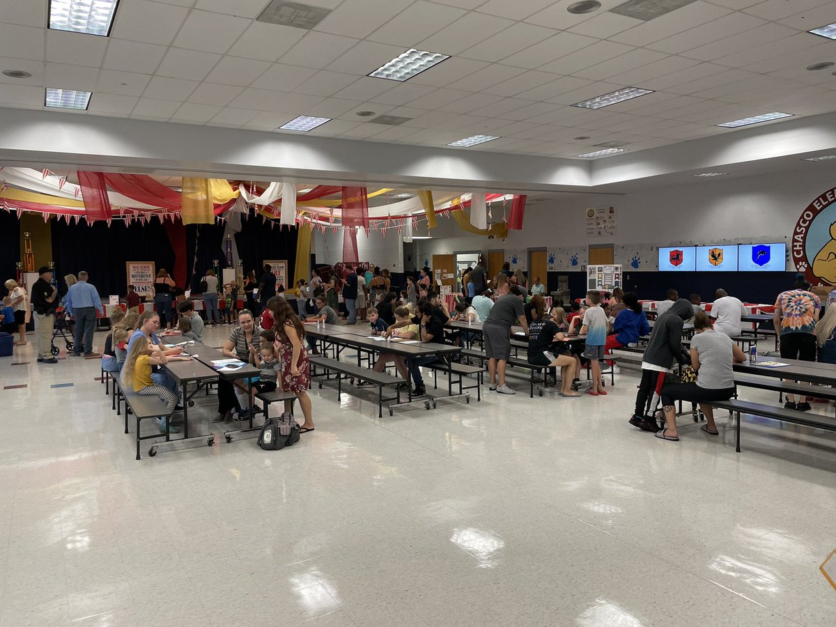 2022-2023 Meet the Teacher/ Registration Day! Our staff was eager to meet their students and see familiar faces! Welcome back Cubs! @cdgantt <a href="/WoodlandJohnson/">Woodland Johnson</a> <a href="/mtoncich1/">Mike Toncich</a> <a href="/pascoschools/">Pasco County Schools</a> #WeAreChasco