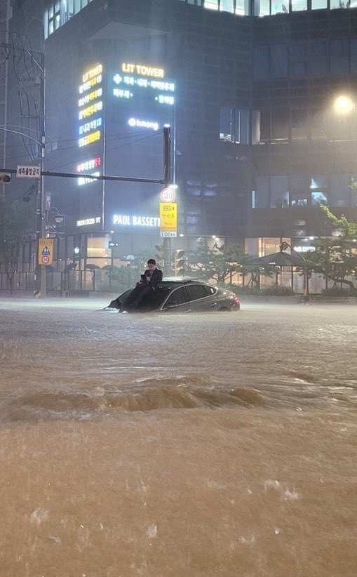 usersss6cg9lmz's tweet photo. เมื่อฝนตกและ #น้ำท่วม แต่เจ้านายยังสั่งงานคุณ #น้ําท่วมเกาหลี https://t.co/vBFs7j4r4u