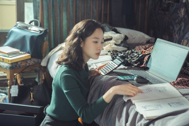 misskaahaani's tweet photo. In Joo casually sitting on the floor with a Hermes Herbag and Gucci Jackie in the background 👀

#LittleWomen #KimGoEun #LittleWomenKr https://t.co/BKjyw6Ql2p
