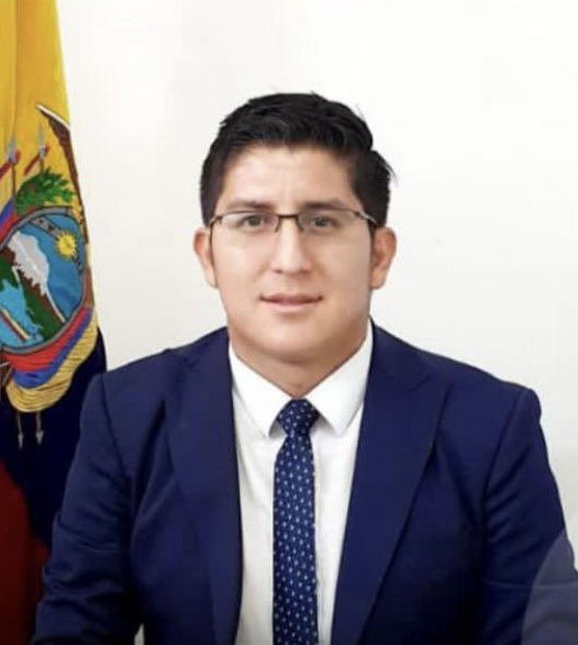 lahistoriaec's tweet photo. En combo. Este es el juez de #Portoviejo Banny Rubén Molina, quien ordenó la libertad de Jorge Glas y Daniel Salcedo alegando la “vulneración de sus derechos de salud e integridad física”. La resolución fue el viernes y apenas apareció hoy en el sistema SATJE. https://t.co/M6ZDKhTBim