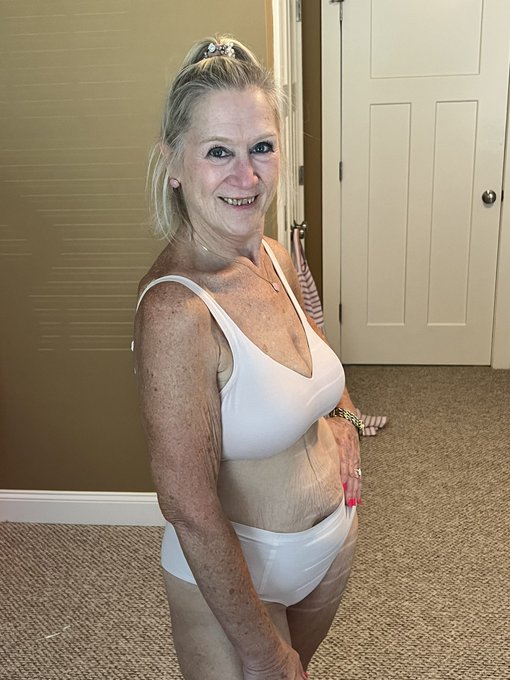 I honestly just wanna be the hottest mom❤️💁🏼&zwj;♀️  I am looking for a new photographer. Please apply through<a href="/tag/mom"class="tags"><span>#mom</span></a><a href="/tag/nfl"class="tags"><span>#nfl</span></a><a href="/tag/wifelife"class="tags"><span>#wifelife</span></a><a href="/tag/modeling"class="tags"><span>#modeling</span></a><a href="/tag/bbw"class="tags"><span>#bbw</span></a><a href="/tag/mature"class="tags"><span>#mature</span></a><a href="/tag/maturemodels"class="tags"><span>#maturemodels</span></a>