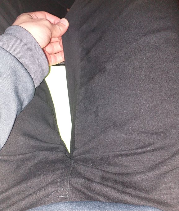 E eu q fui pegar um Uber após a aula noturna, e tentei usar o frasco de álcool em gel q fica no carro