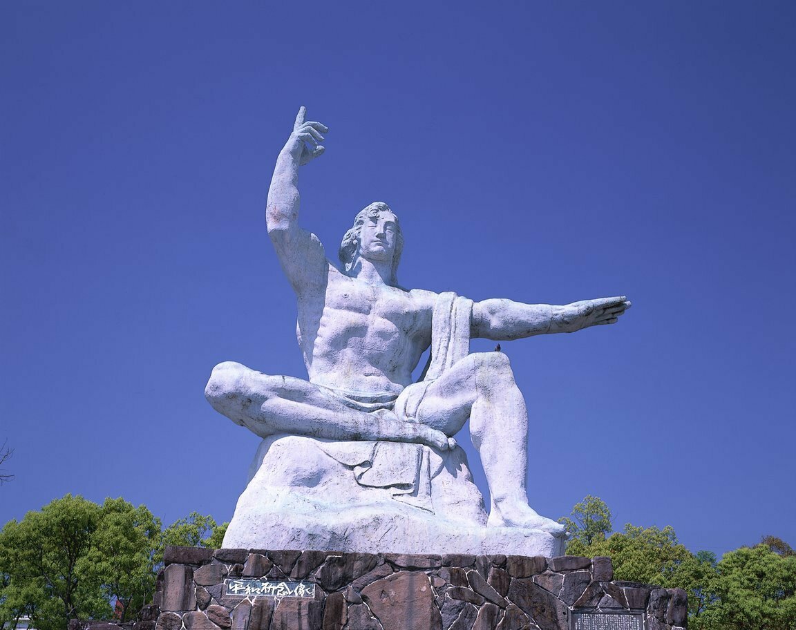 今日は #長崎原爆の日平和祈念式典が開催される平和公園には #平和祈念像 があります。像の右手は「原爆の脅威」、左手は「平和」、軽く閉じた瞼は「冥福への祈り」が込められています。これからも平和でありますように。黙祷 #北村西望 