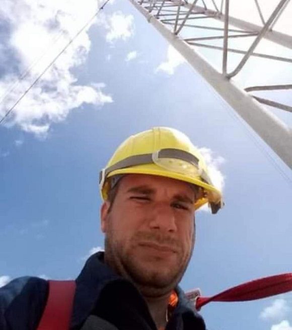 Nos enorgullecen conmovedores testimonios de trabajadores que enfrentaron o enfrentan el incendio de los tanques de combustible en #Matanzas. Para ustedes nuestra gratitud y reconocimiento.
<a href="/DiazCanelB/">Miguel Díaz-Canel Bermúdez</a>
@CubaCentral
#FuerzaMatanzas
#FuerzaCuba
#CubaViveYTrabaja
#MatanzasNoEstaSola