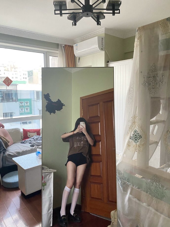 tfhjbn's tweet photo. 今天来跟姐姐睡，姐姐给你操小嘴

#女s #女dom #足 #足控 https://t.co/5med3Zsvmh