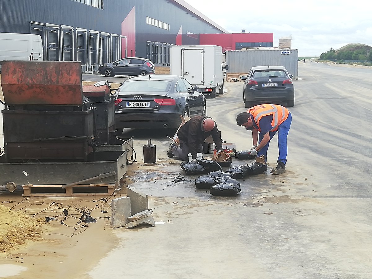 [#TRADITION BTP] - 𝗟𝗲 𝗴𝗶𝗴𝗼𝘁 𝗱𝗲 𝗯𝗶𝘁𝘂𝗺𝗲 est un gigot enveloppé de papier alu extra-solide, ficelé d'un fil de fer et cuit dans un bain de bitume en fusion, véritable tradition sur les chantiers de bâtiments ou de travaux public pour fêter la fin du gros œuvre. 👏