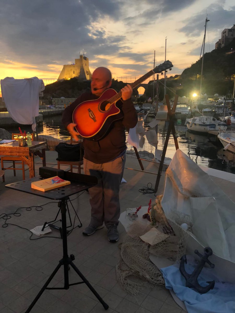 Bellissima serata al Porto di #Sperlonga per il primo incontro di #Libridamare con il “capitano di vascello” Stefano Bordiglioni!
Appuntamento venerdì prossimo 12 agosto, sempre alle 21, con "Enea e Ulisse" secondo Giorgio Anastasio e Simone Di Biasio. libridamare.eu