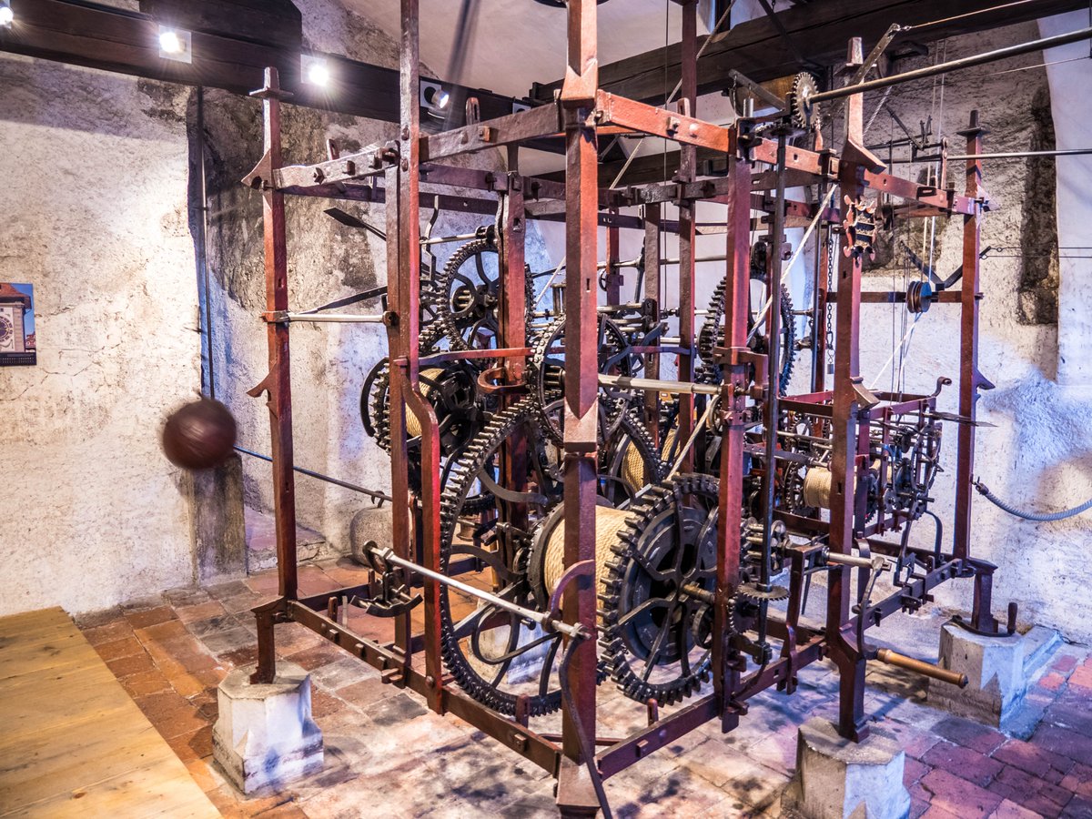 #jeudiarchi avec la Zytglogge de #Berne 🇨🇭. Nous avons eu l'occasion de monter les 130 marches de la Tour de l'Horloge pour une belle vue sur la vieille ville, ainsi qu'observer le mouvement de l'horloge astronomique qui date de 1530.
#Suisse <a href="/madeinbern/">madeinbern</a>