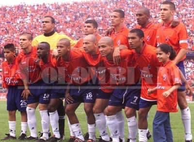 NominasDIM's tweet photo. El #DIM @DIM_Oficial #Pilsen Cervunión, año 2001, Subcampeón del FPC. 
Último torneo largo (de un año)
Dt. JJ #Pelaez
🇰🇭🔴🔵⚽️
Arriba:
Gomez-DavidM-CamelloSerna-Amaranto-AOrozco
Abajo:
Conejo-Chiguiro-ChumyAlvarez-Panzer-RCalle https://t.co/x4viPlBx5R