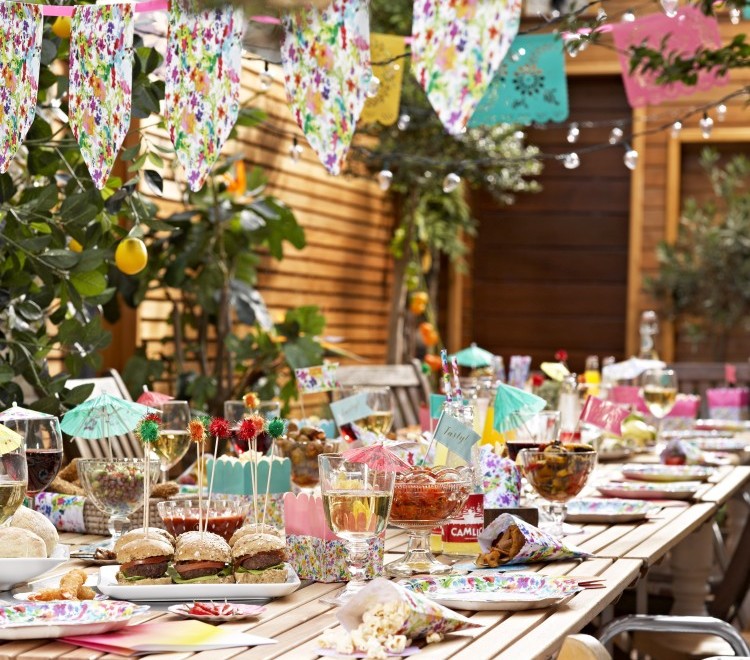 Buren. We hebben ze allemaal. Ze wonen boven, onder, links of rechts van ons. In de meeste gevallen is het fijn om buren te hebben. Het houdt de buurt levendig en gezellig. Toch kunnen buren soms overlast ondervinden van elkaar. Lees verder op  bit.ly/3p4XhHv