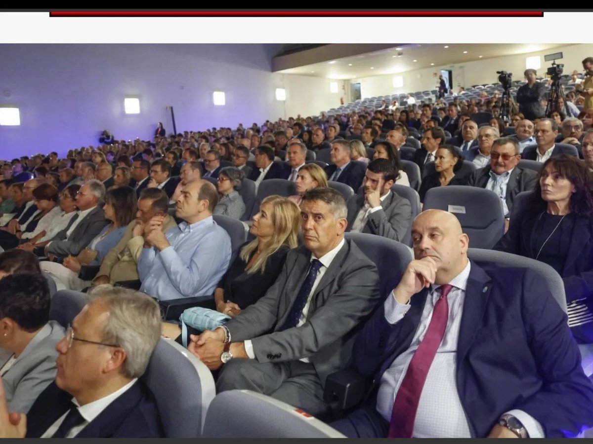 MarcosTamargo_'s tweet photo. El viernes se inauguró la 65 edición de la Feria Internacional de Muestras de Asturias, la feria más visitada de España. He tenido el placer de realizar la obra para el cartel como veis en las fotos. Un gran día rodeado de muchos amigos.
#feriamuestrasasturias #arte #feria https://t.co/1cfHYtfJSM