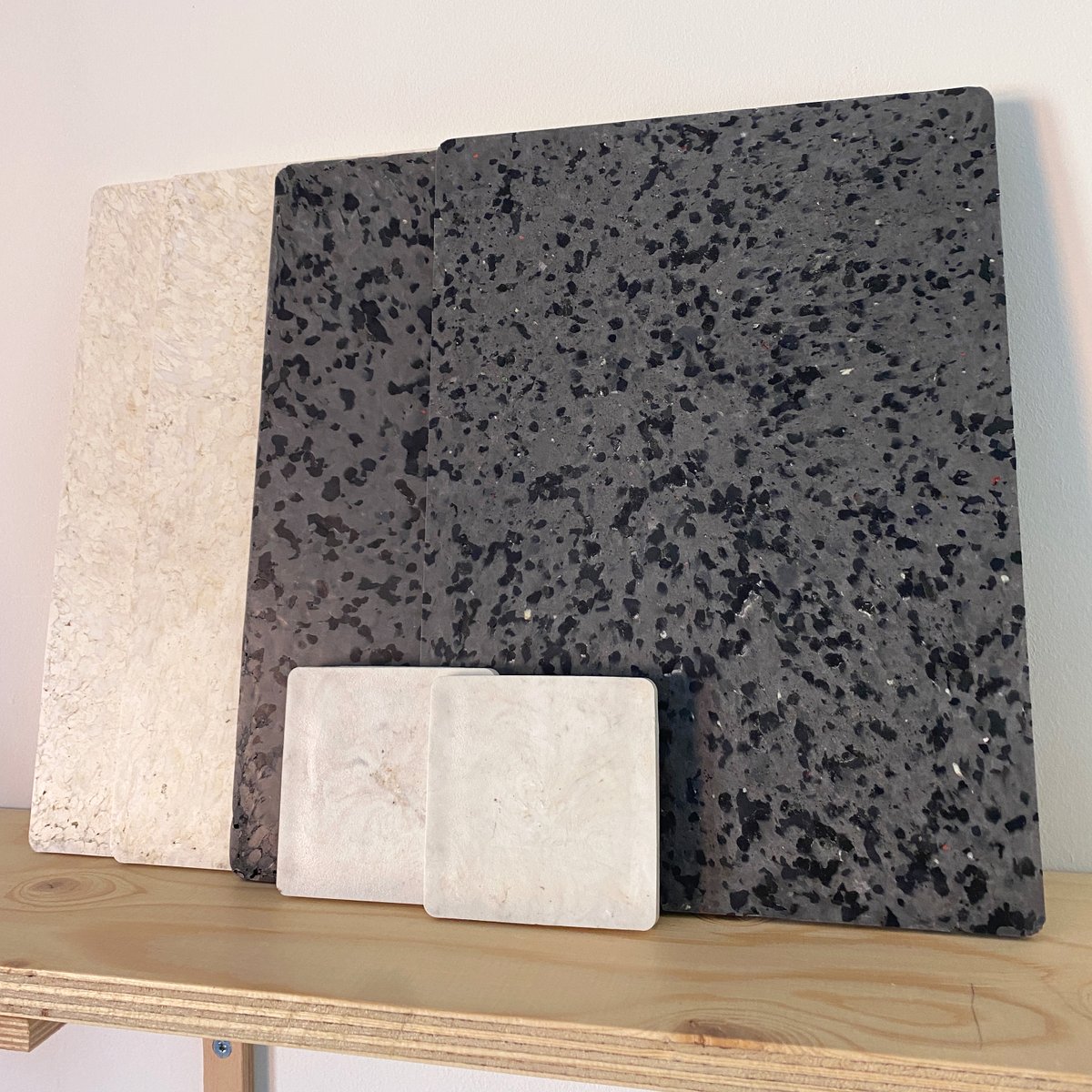 Ik sta morgen op de braderie in Midsland!🥳🙌🏻Deze gerecyclede tegels gaan in ieder geval mee!😏 De vorige keer waren ze binnen 1,5 uur uitverkocht dus als je er een wil bemachtigen: de markt begint om 09:00 uur. En neem dan gelijk even een kopje koffie voor mij mee 🤪 🙌🏻