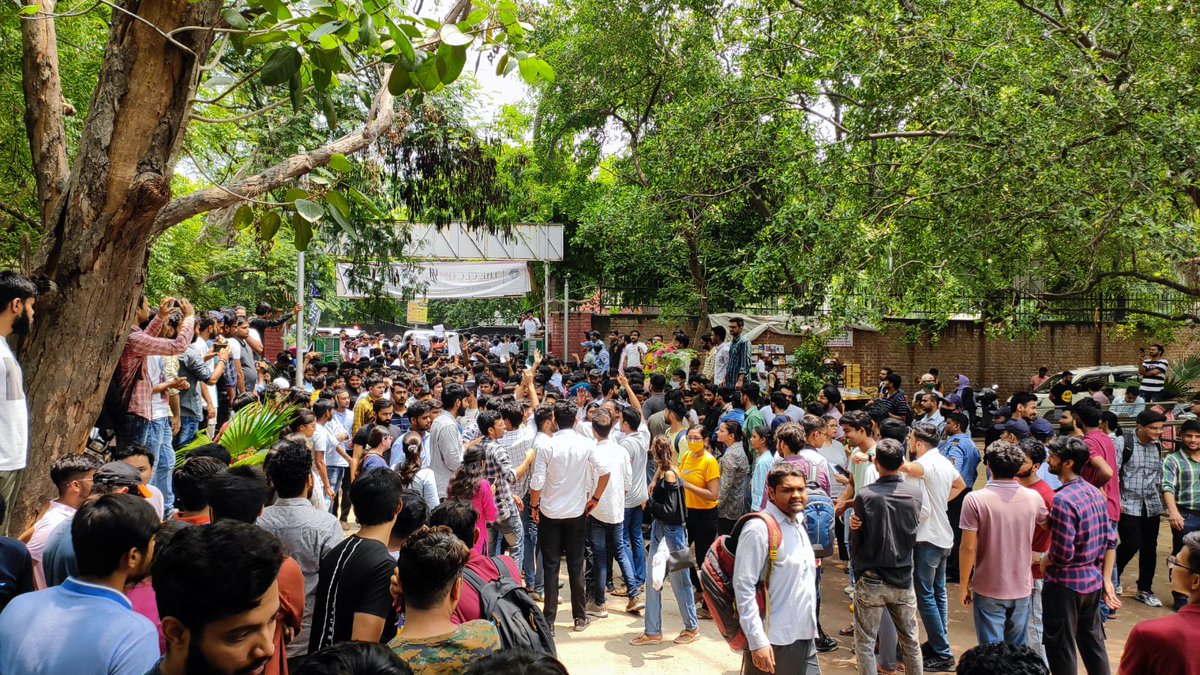 देश की राजधानी दिल्ली में इतने बड़े पैमाने पर दिल्ली यूनिवर्सिटी के छात्रों ने व्यवहारिक मांग करते हुए विरोध प्रदर्शन किया लेकिन देश की मुख्यधारा की मीडिया की उपस्थिति नदारद रही। लगता है देश के छात्रों से लेकर किसानों,जवानों तक के हितों से इनका कोई सारोकर नहीं। 
#DUFOLEXAMDATES