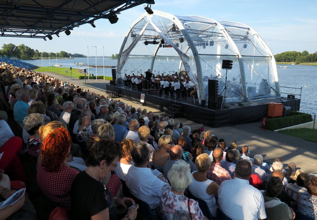 Stadt_BRB's tweet photo. 🎼💦 Endlich ist es soweit: der #BrandenburgerKultursommer startet mit den #Wassermusiken an der #regattastreckebeetzsee. 🎼💦
Do: #UteFreudenberg
Fr (2x): #SpejblHurvinek #Puppentheater
Sa+So: #Klassik der #BrandenburgerSymphoniker
Tickets erhältlich 👉 https://t.co/gljG8zR1Nc https://t.co/Tp3lcZeE5z