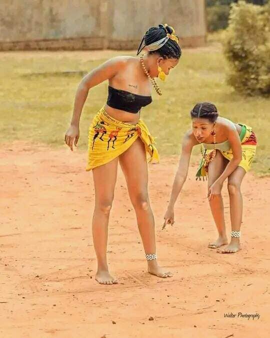 HonEjiofor's tweet photo. What is this game called in your tribe?
Oh! The old good days
when happiness is not far fetched.
much love Mama Africa
#VillageWriter https://t.co/NGyMWDulgv