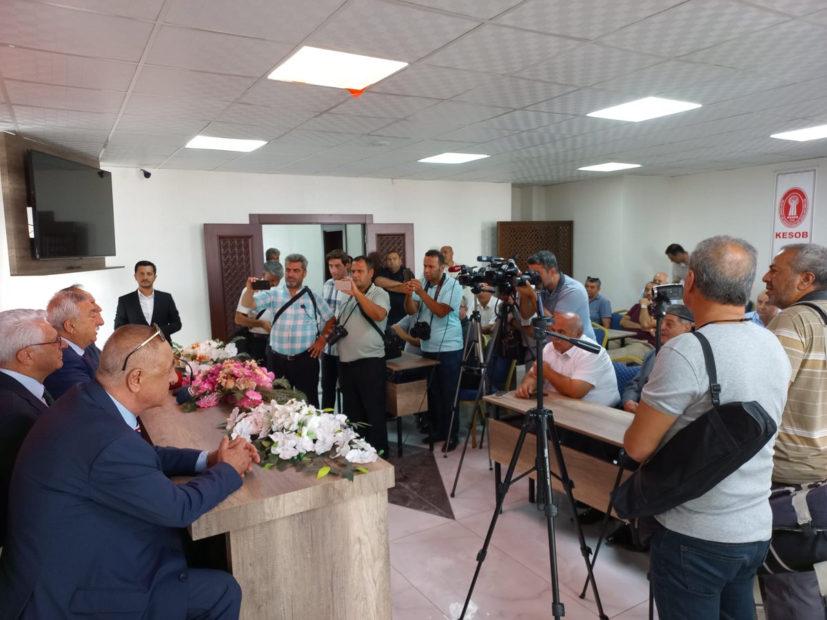 Kilis ESOB Başkanı Şevket Memiler ve Yönetim Kurulu üyelerini TŞOF Başkanı ve TESK Başkan vekillerim Fevzi Apaydın ile Burhan Aksak'la birlikte ziyaret ederek esnafımızın sorunlarını görüşüp basına açıklamalarda bulundum.