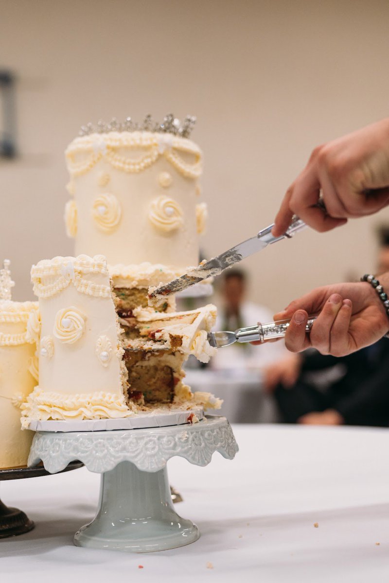 웨딩 케이크 디자인 너무 마음에 들게 잘 나왔는데 사진 찍는거 깜박함