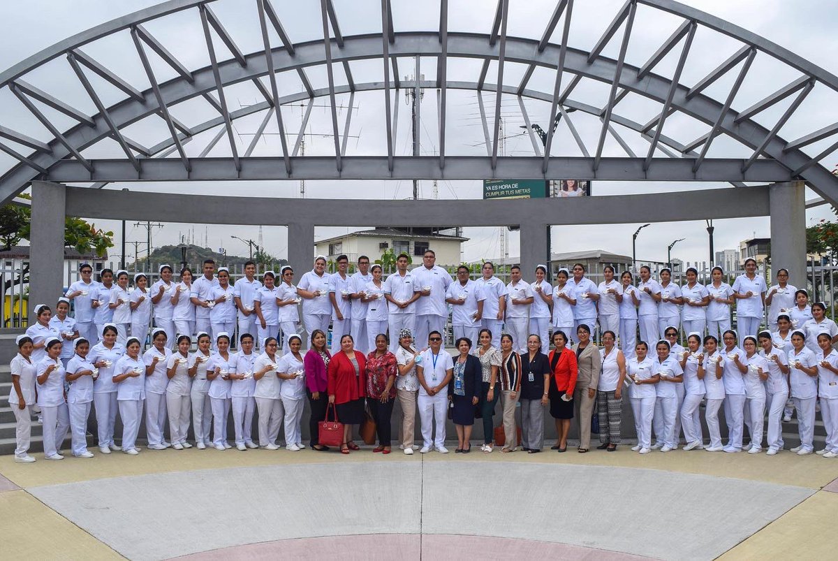 PacoRector's tweet photo. Ceremonia de Luz e imposición de cofias y brazaletes a 116 estudiantes del séptimo semestre, Ciclo CI 2022-2023 de la carrera de enfermería. Este acto simboliza el compromiso de vocación y servicio con la comunidad, quienes además iniciarán su etapa de internado rotativo. https://t.co/7i0Pq76Wrz
