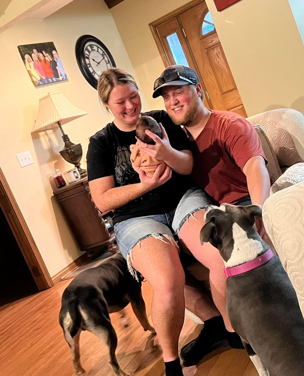 risharenee05's tweet image. Uncle Pey got to meet ry girl 💓 she’s already got everyone wrapped around her little finger