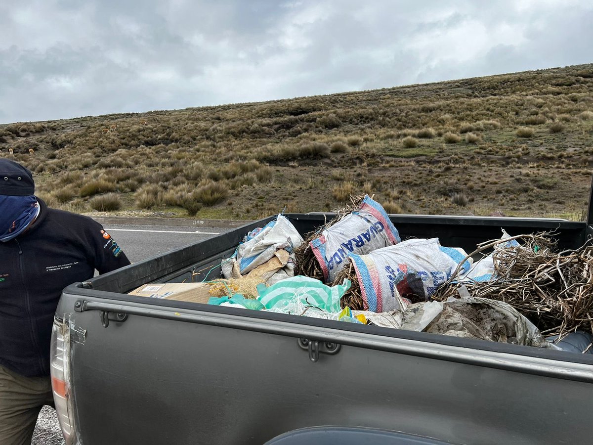 DigitalRiobamba's tweet photo. #NOTAS: Guardaparques de la Reserva de Producción de Fauna Chimborazo #limpiaron y recolectaron #desechos sólidos en la vía #Riobamba - El Arenal, en el ingreso al área protegida; como estrategia para socializar la importancia de no dejar los residuos en el área protegida. https://t.co/lZF0zUuZZw