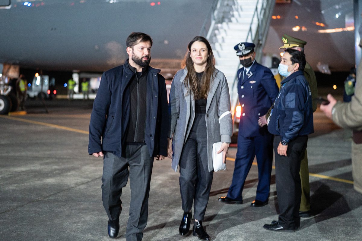 DPRLosLagos's tweet photo. #AHORA Presidente @gabrielboric es recibido en el Aeropuerto El Tepual por la Delegada Presidencial Regional de Los Lagos @Giovimoreira, comandante en jefe de la Tercera Brigada Aérea, general Sergio Rojas y el jefe de la Décima Zona de Carabineros, general Carlos López 🇨🇱 https://t.co/lzKqbEYcul