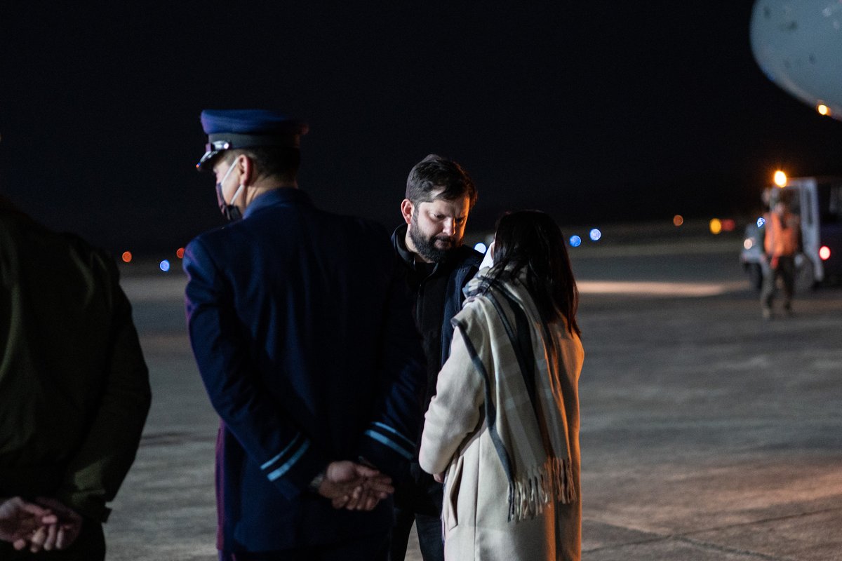 DPRLosLagos's tweet photo. #AHORA Presidente @gabrielboric es recibido en el Aeropuerto El Tepual por la Delegada Presidencial Regional de Los Lagos @Giovimoreira, comandante en jefe de la Tercera Brigada Aérea, general Sergio Rojas y el jefe de la Décima Zona de Carabineros, general Carlos López 🇨🇱 https://t.co/lzKqbEYcul