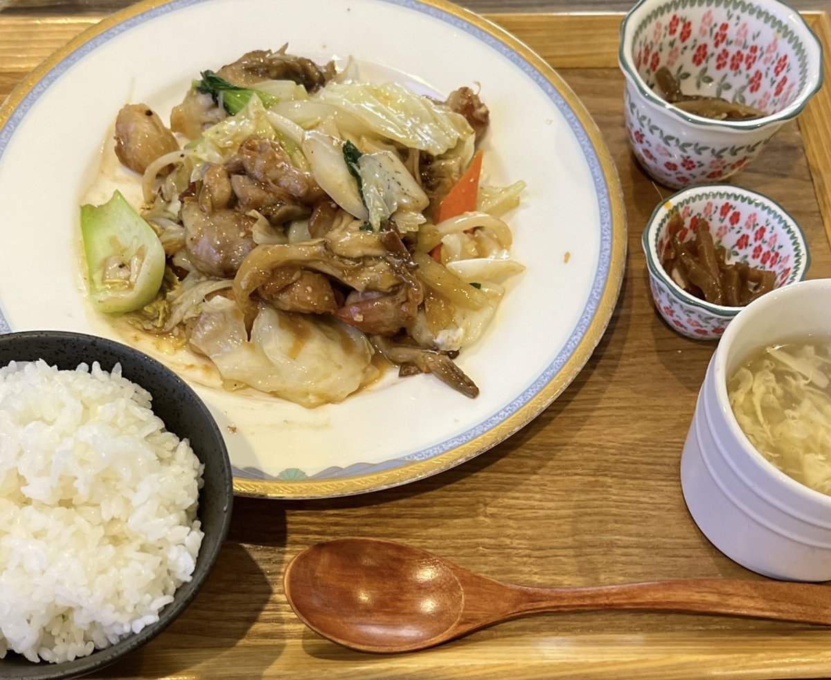 kaigo2018's tweet photo. 介護請求って難しい。。。。
ランチ癒し♡
#本町　#KitchenHARU さん
2回目唐揚げランチ食べるつもりが直前で日替わりに頼んでしまう。
野菜は適度なシャキシャキ、お肉は香ばしい香り安定の美味しさでした https://t.co/g10yyg1Erb
