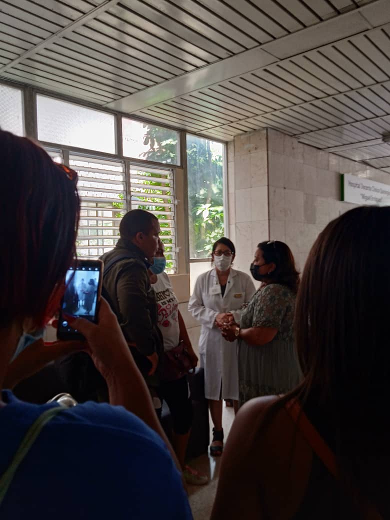 Intercambia la Secretaria de la FMC en el hospital Miguel Enrique con la familia del bombero hospitalizado,#FuerzaMatanzas  #FuerzaCuba