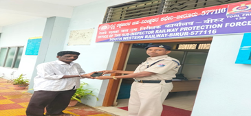 rpfswrmys's tweet photo. #OperationAmanat: Sri. B.S Gnanedra Murthy HC- 991/RRB-OP (Birur) secured a left over mobile on Plat form at Birur (RRB) Railway Station, valued Rs. 10,000/-. The same was handed over to rightful passenger.  @DrmMys @rpfswr 
@RPF_INDIA https://t.co/zP9CoOb5M2