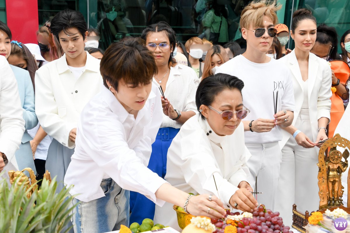 ThailandVry's tweet photo. #WagaCreative นำทีมโดย ฟลุ้ค ณธัช ยูโด ธรรม์ธัช ภณ ธนภณ &ไนกี้ นิธิดล บวงสรวงซีรีส์ใหม่ Make A Wish #ภารกิจนายเทวดา >> https://t.co/ha4ev2j178
#ภารกิจMakeaWish #บวงสรวงMakeaWish #ภณคนคิวท์ #nike_nitidon #ฟลุ้คณธัช #ยูโดธรรม์ธัช #ภณธนภณ #เจ้าแก้มก้อน #Fluke_Natouch #VRYTHAILAND https://t.co/PuyUYTcLMo