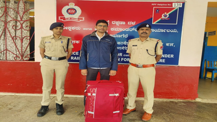 rpfswrmys's tweet photo. #OperationAmanat: Sri. Shafiulla, HC/DVG and Sri. Srinivas HC/DVG with the help of TTE secured Trolley bag in Tr. No. 12650 Exp at Davangere Rly Stn, containing 10 no’s sarees and vanity bag V/Rs.  11,500/-. The same was handed over to the relative of passenger. @rpfswr @DrmMys https://t.co/aXl3bVT0jE
